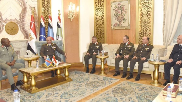 الفريق أحمد خليفة رئيس أركان حرب القوات المسلحة يلتقى رئيس هيئة الأركان العامة للقوات المسلحة بجمهورية الكونغو الديمقراطية