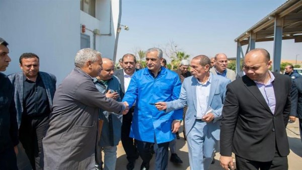 وزير الإنتاج الحربي يتفقد شركة هليوبوليس للصناعات الكيماوية.. ويؤكد ضرورة تشجيع الابتكار