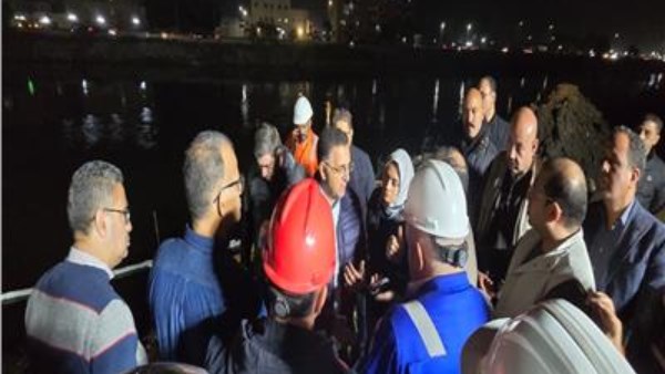  غلق أحد خطوط صرف مياه التبريد المختلطة بالمواد البترولية.. اعرف التفاصيل