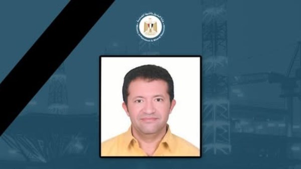 وزير البترول يستقبل جثمان الشهيد حسام خليفة بمطار القاهرة ويشارك في تشييع الجنازة