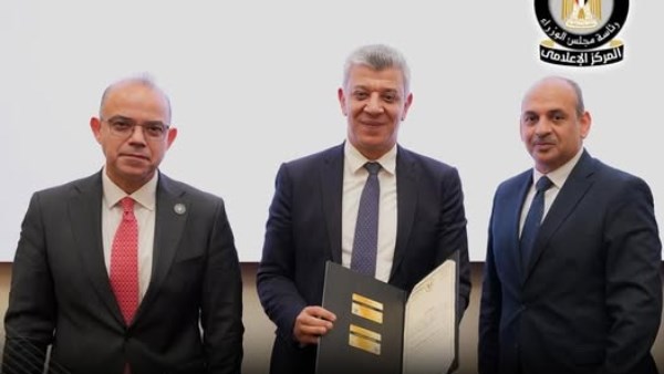 تسليم رخص ذهبية لـ 8 مشروعات باستثمارات 1.2 مليار دولار و16مليار جنيه
