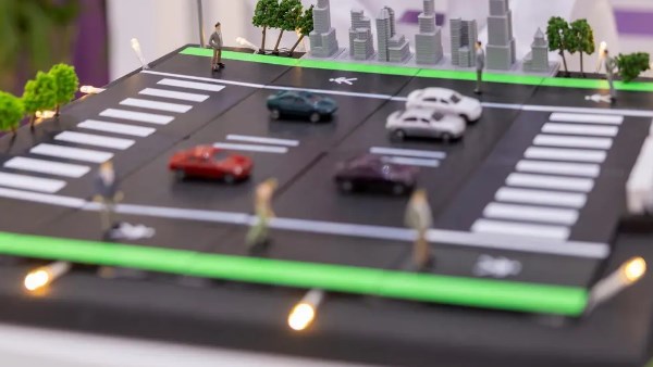 ابتكار سعودي يُحوِّل حركة السيارات إلى كهرباء عبر حواجز طرق ذكية