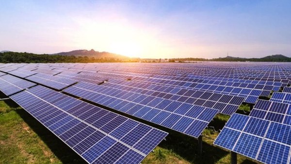 الصين تدرس تقييد صادرات معدات تصنيع الألواح الشمسية إلى أمريكا