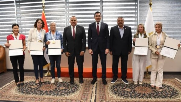 وزير الشباب يكرم بطلات مصر في بطولة العالم للأساتذة لسباحة الزعانف