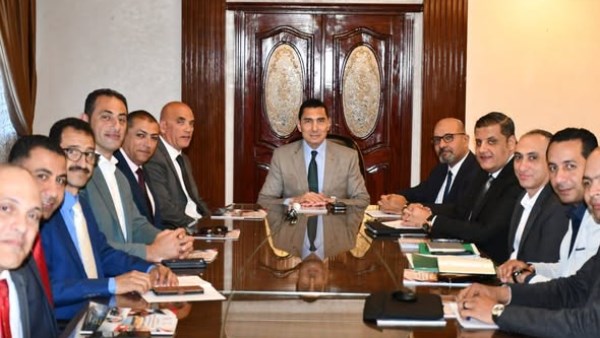 وزير الشباب يستعرض الخطط المستقبلية مع اتحاد التجديف