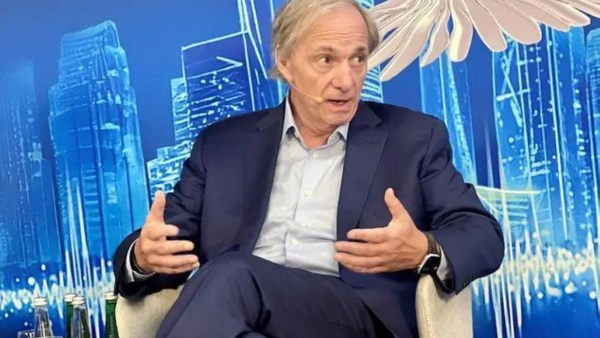 ملياردير يحذّر من ركود تضخمي وينتقد فكرة خفض الفائدة في الولايات المتحدة