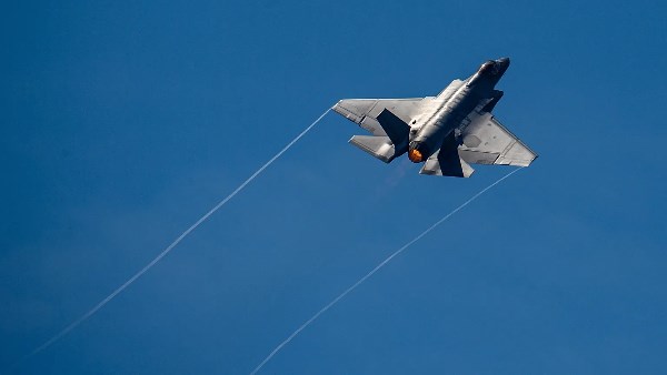 طائرة مقاتلة