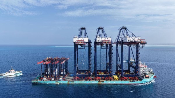  ثلاث أوناش رصيف عملاقة