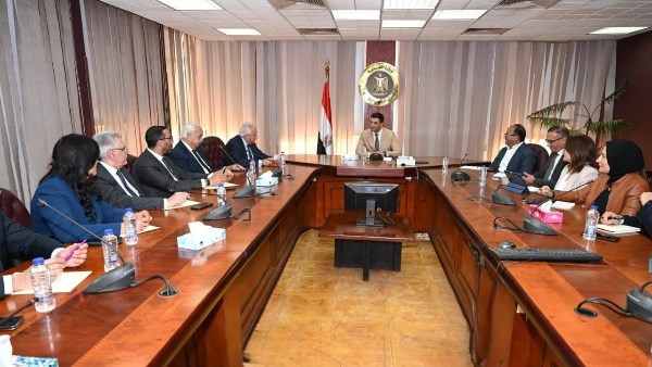  وزير الصناعة