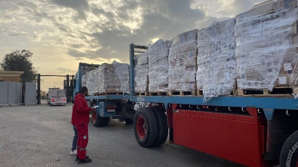 شاحنات المساعدات الإنسانية