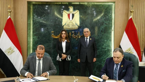  وزيرة التنمية المحلية والبيئة