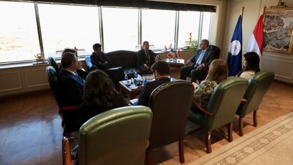  وزير السياحة