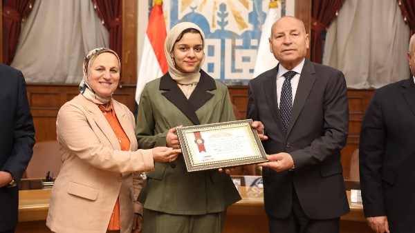 تكريم زينب زهران لحصولها على المركز الثالث عالميًا بمعرض العلوم والهندسة الدولي