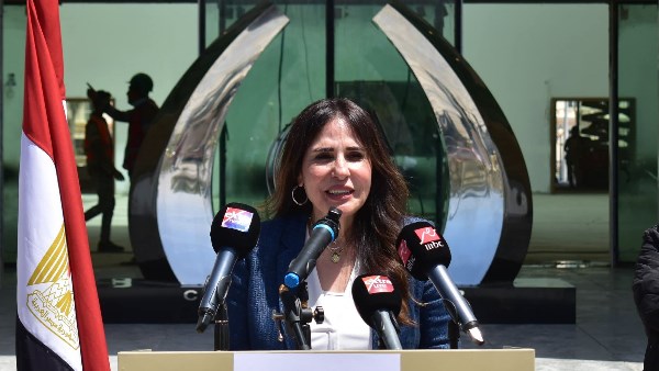 وزيرة الإسكان 