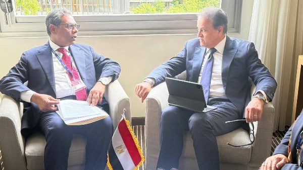 وزير الصحة يلتقي نظيره البنجلاديشي
