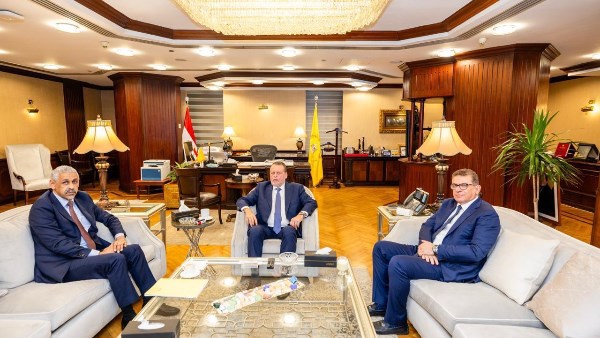 محافظ البنك المركزي يلتقي رئيس مجموعة بنك التنمية الإفريقي الجديد لبحث أوجه التعاون