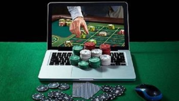  إندونيسيا تفكك شبكة قمار إلكتروني وتعتقل 321 أجنبياً