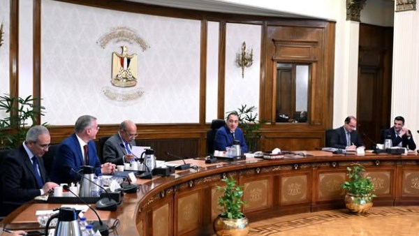 رئيس الوزراء يكلف بسرعة الانتهاء من التصور النهائي لمبادرة توسع مصادر الطاقة الجديدة والمتجددة بالمصانع