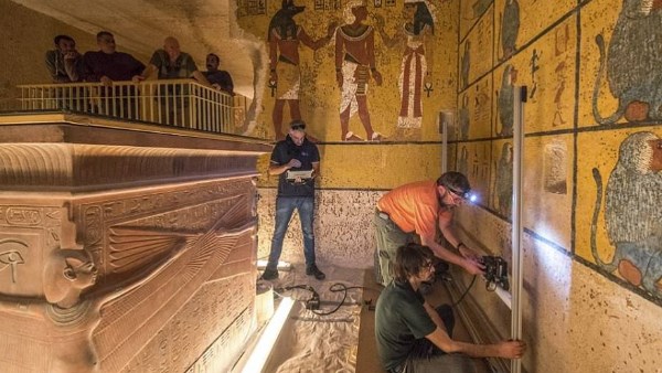 وزير السياحة يستعرض خطط التدريب وتوفير احتياجات الترميم بالأقصر