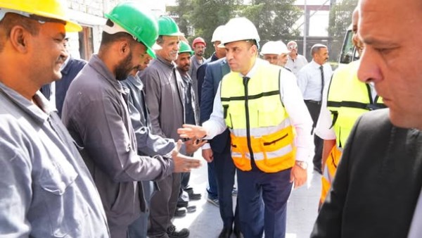 دعم مالي وبونات غذائية لعمال المناجم خلال زيارة وزير العمل لأسوان