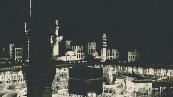 إضاءة المسجد الحرام.. رحلة تاريخية من القناديل إلى الكهرباء (صور)