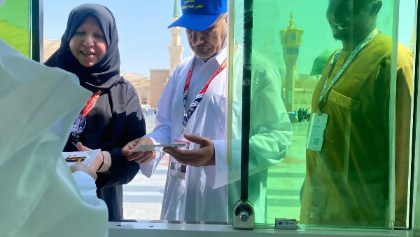  بعدة لغات.. توزيع أكثر من نصف مليون مطبوعة توعوية لخدمة الحجاج