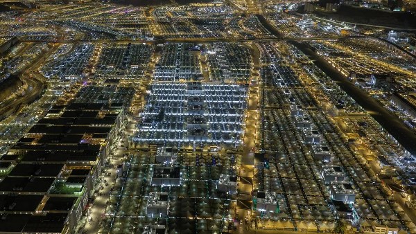 ملايين الحجاج يتوافدون إلى منى وسط جاهزية تشغيلية وتقنية متكاملة