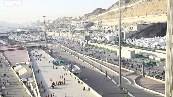 الحجاج المتأخرون ينهون مناسكهم في منى قبل التوجه إلى المسجد الحرام