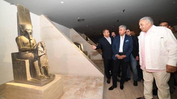  وزير السياحة