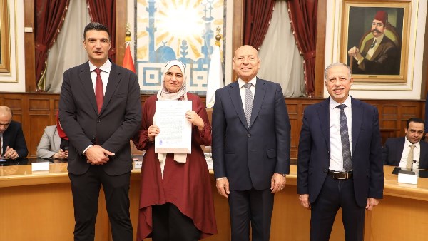وزير الصناعة ومحافظ القاهرة يسلمان 43 عقد تقنين لمصانع وورش شق الثعبان