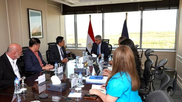 وزير السياحة يبحث مع سفير سنغافورة التوسع في تنظيم المعارض الأثرية المصرية عالميًا