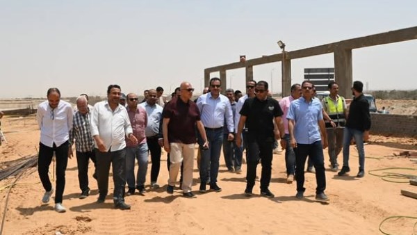 نائب وزيرة الإسكان يتفقد مشروعات العاشر من رمضان.. ويؤكد على أهمية الالتزام بالجداول الزمنية