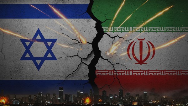 إسرائيل وإيران على أعتاب أيام من القتال بعد تبادل الهجمات