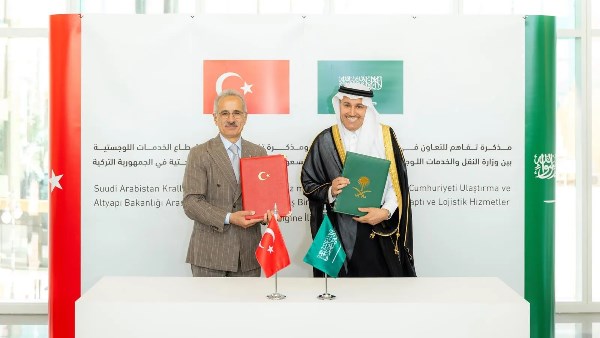 السعودية وتركيا توقعان مذكرة تفاهم لتطوير قطاع السكك الحديدية