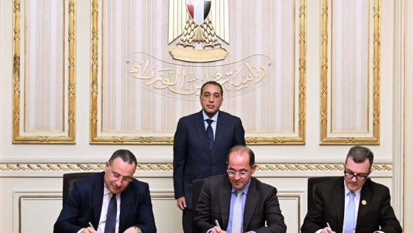 شهد اليوم الدكتور مصطفى مدبولي، رئيس مجلس الوزراء، مراسم توقيع بروتوكول تعاون لفض التشابكات المالية بين وزارات المالية، والتعليم العالي والبحث العلمي
