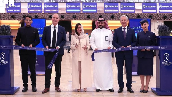 تدشين أولى رحلات طيران الرياض إلى دبي بطائرات دريملاينر الحديثة