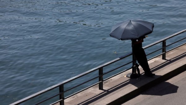 موجة الحر تدفع الفرنسيين إلى الفنادق المكيفة هربًا من درجات الحرارة القياسية
