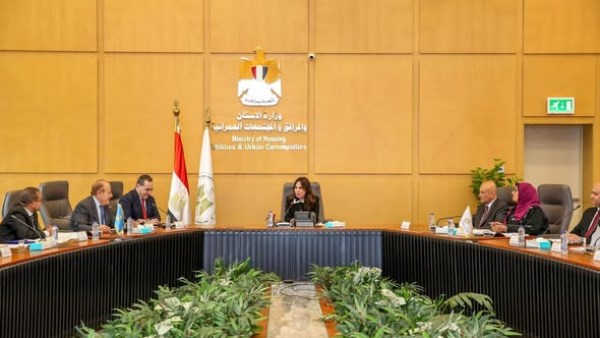 وزيرة الإسكان توجه بدراسة مطالب مستثمري العاشر من رمضان ومتابعة تنفيذها