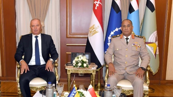  وزير الدفاع والإنتاج الحربي