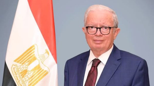 الدكتور حسين عيسى