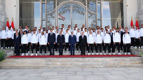 منتخب مصر مع الرئيس السيسي 