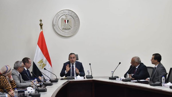  الدكتور عبد العزيز قنصوة