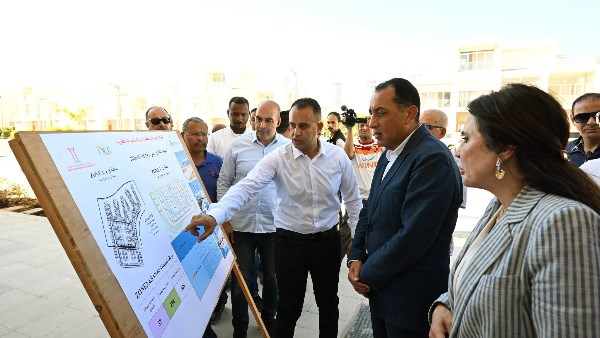 وزيرة الاسكان مع مدبولى