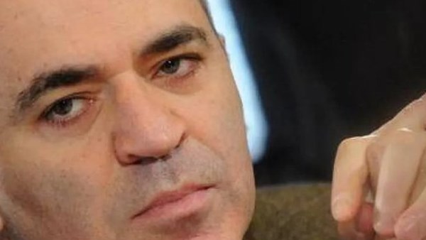 أسطورة الشطرنج الروسي ينتقد «الفيفا» بسبب أحداث مباراة مصر والأرجنتين