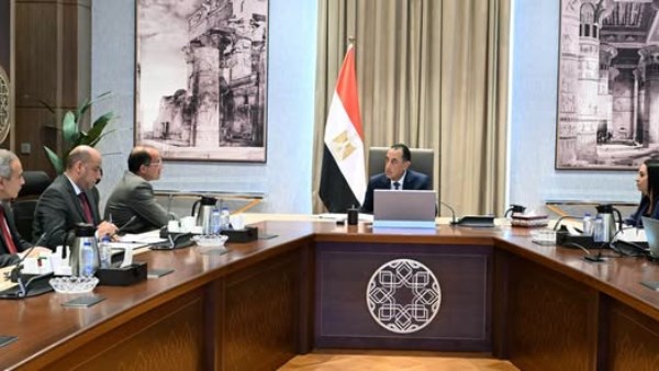 رئيس الوزراء يبحث مبادرات تحفيز العمالة غير المنتظمة وأصحاب المهن الحرة والمصريين بالخارج 