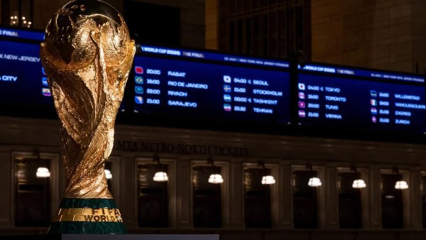 فيفا يحتفي بالعد التنازلي لنهائي كأس العالم من محطة غراند سنترال