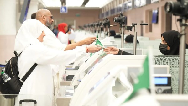 الجوازات السعودية تواصل استقبال المعتمرين.. وتدعو للالتزام بالتأشيرات