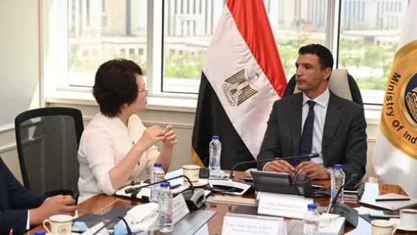  وزير الصناعة