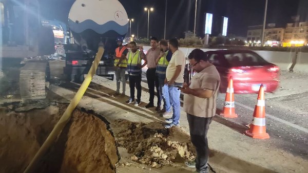 إصلاح كسر بخط المياه الرئيسي