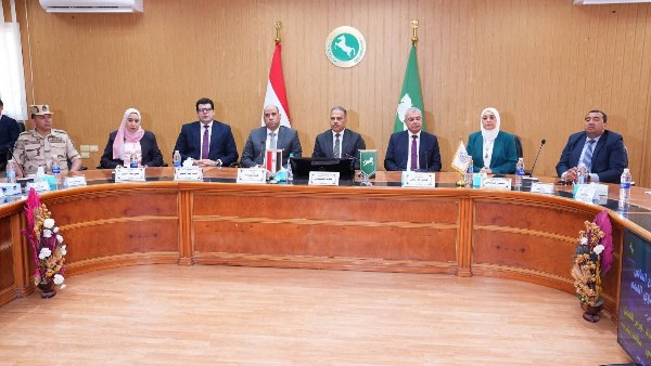 وزير العمل و محافظ الشرقية 